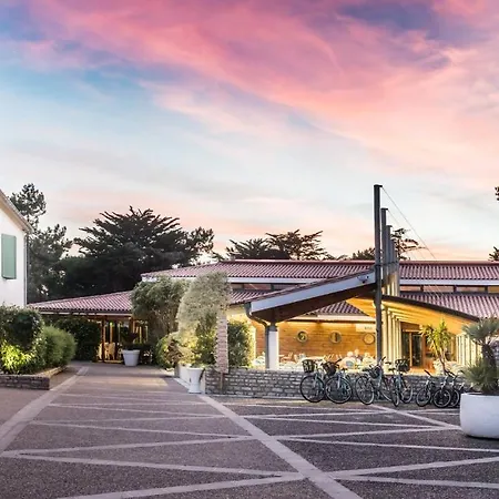 Logis Les Grenettes Hotel 4*