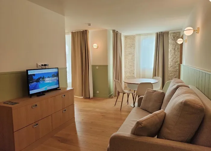 Hotel Logis Les Grenettes 4*