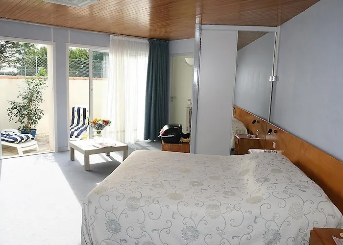 Hotel Logis Les Grenettes 4*