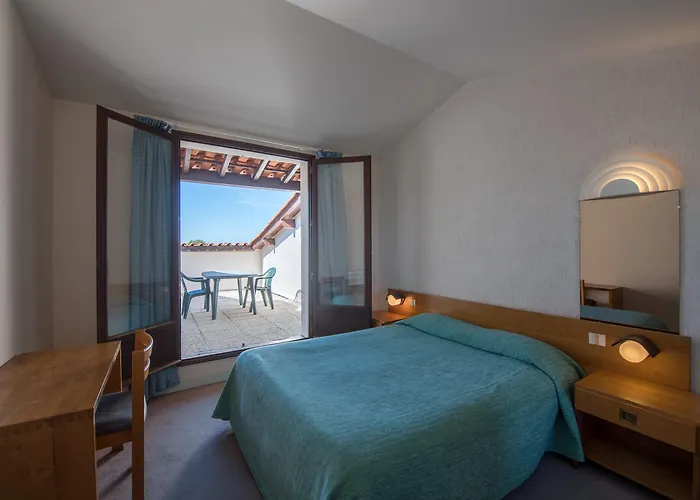 Logis Les Grenettes Hotel 4*