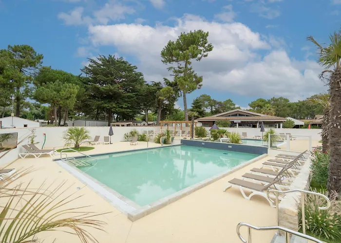 Logis Les Grenettes Hotel