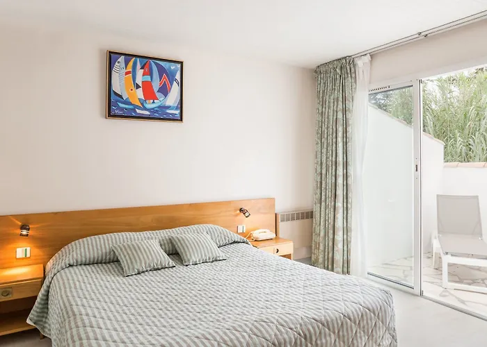 Logis Les Grenettes Hotel 4*