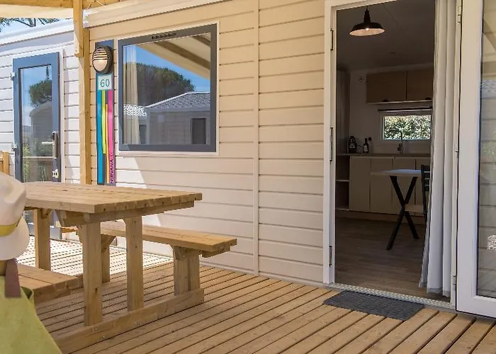 Hotel Logis Les Grenettes 4*